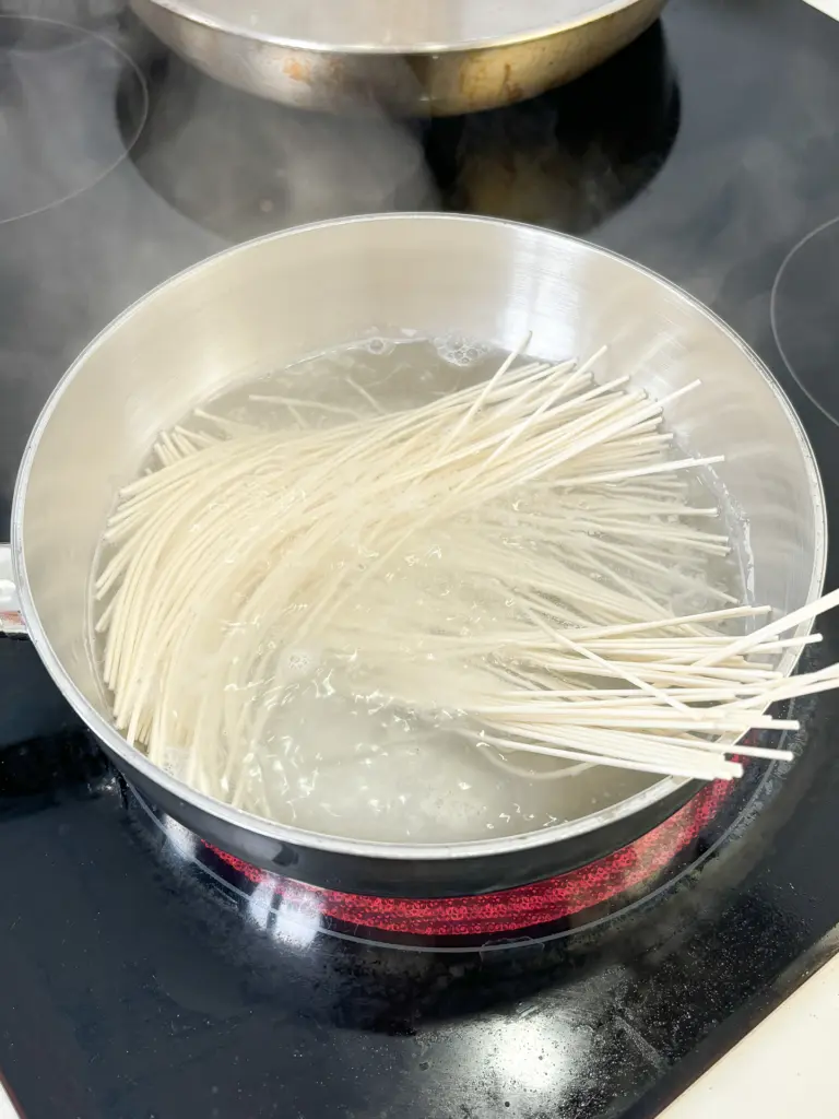 kimchi bibim guksu