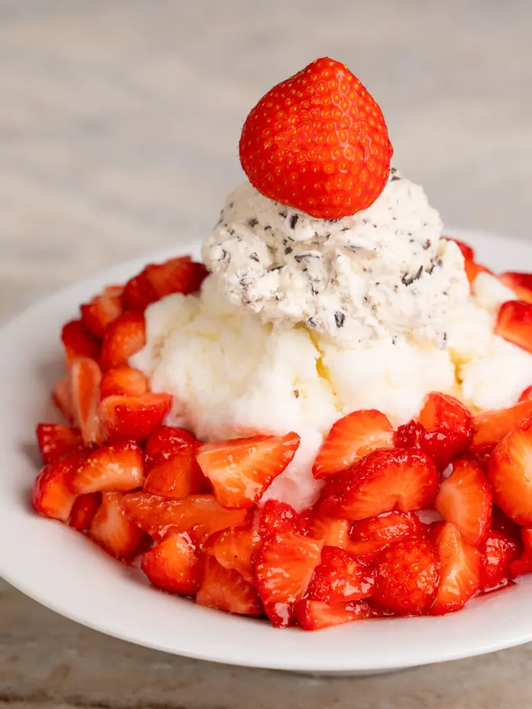 strawberry bingsu