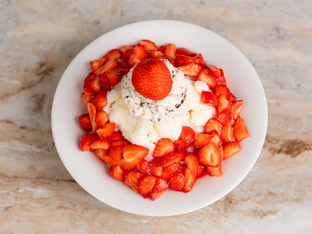 10 Best Korean Bingsu Menu strawberry bingsu