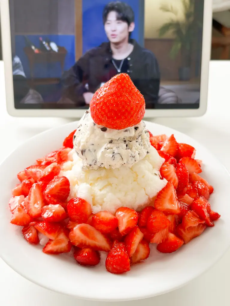 Strawberry Bingsu: Korean Shaved Ice strawberry bingsu