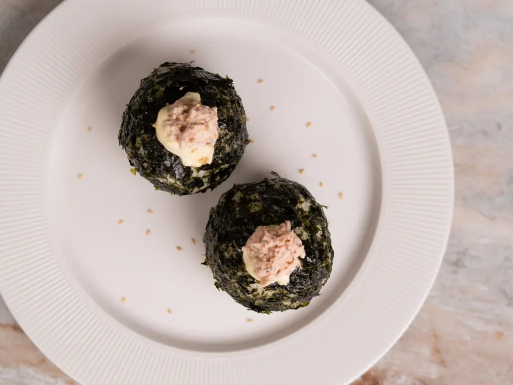 Easy Kimchi Tuna Jumeokbap: Korean Rice Balls kimchi tuna jumeokbap