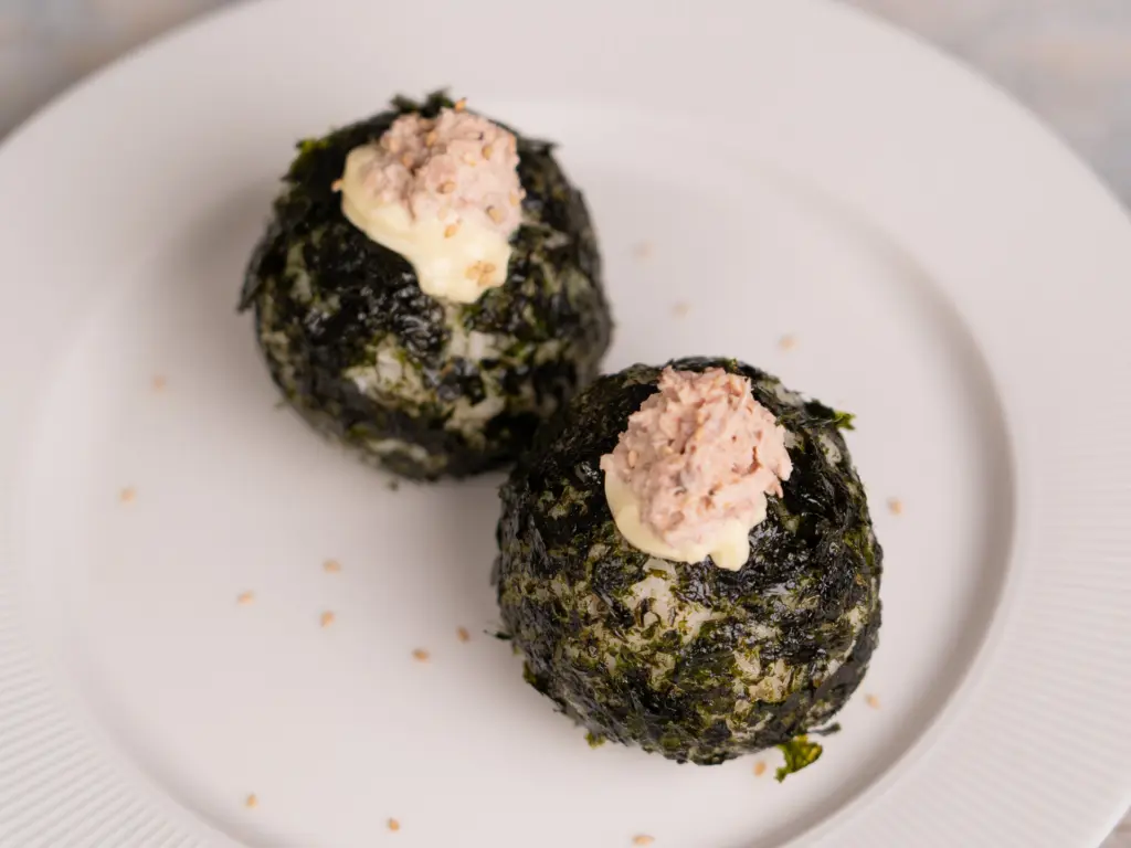 Easy Kimchi Tuna Jumeokbap: Korean Rice Balls kimchi tuna jumeokbap