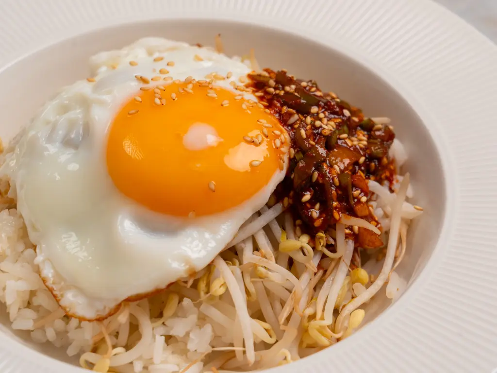 Kongnamul Bibimbap: Quick Microwave Bibimbap with Soybean Sprouts kongnamul bibimbap