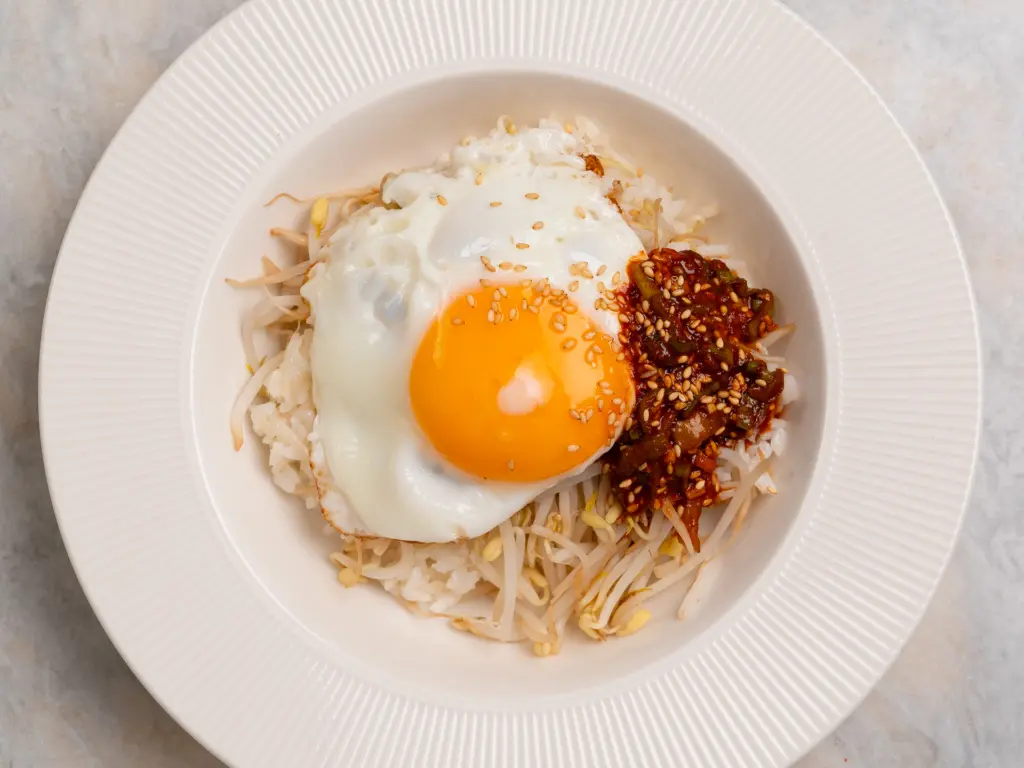 Kongnamul Bibimbap: Quick Microwave Bibimbap with Soybean Sprouts kongnamul bibimbap
