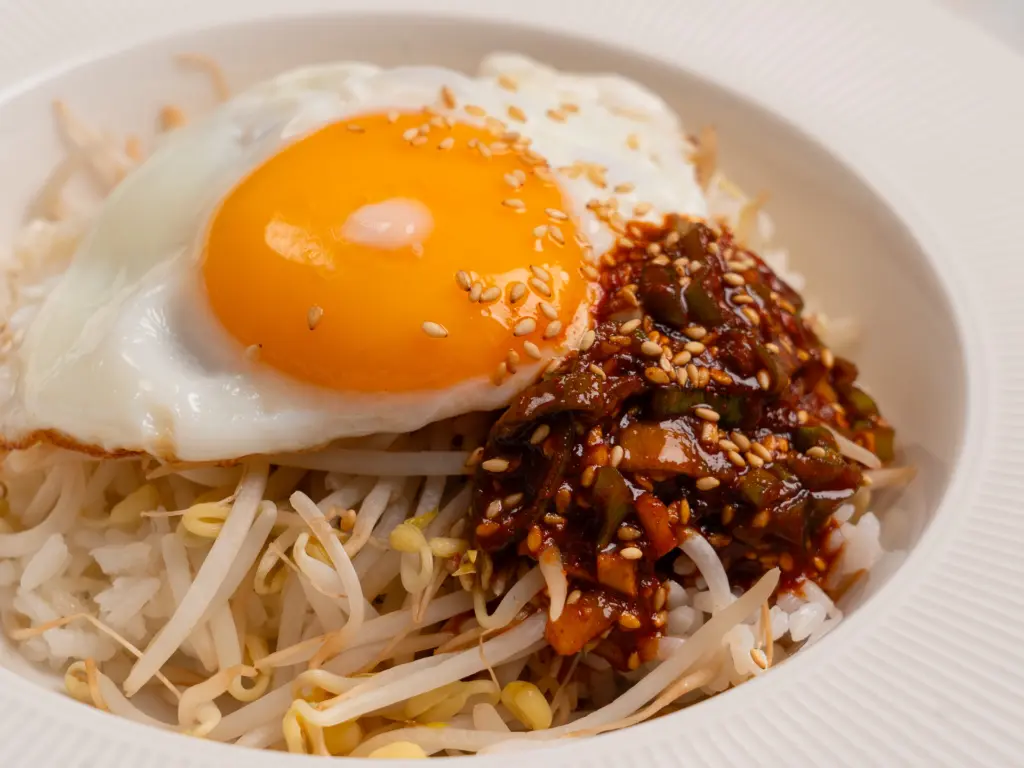 Kongnamul Bibimbap: Quick Microwave Bibimbap with Soybean Sprouts kongnamul bibimbap