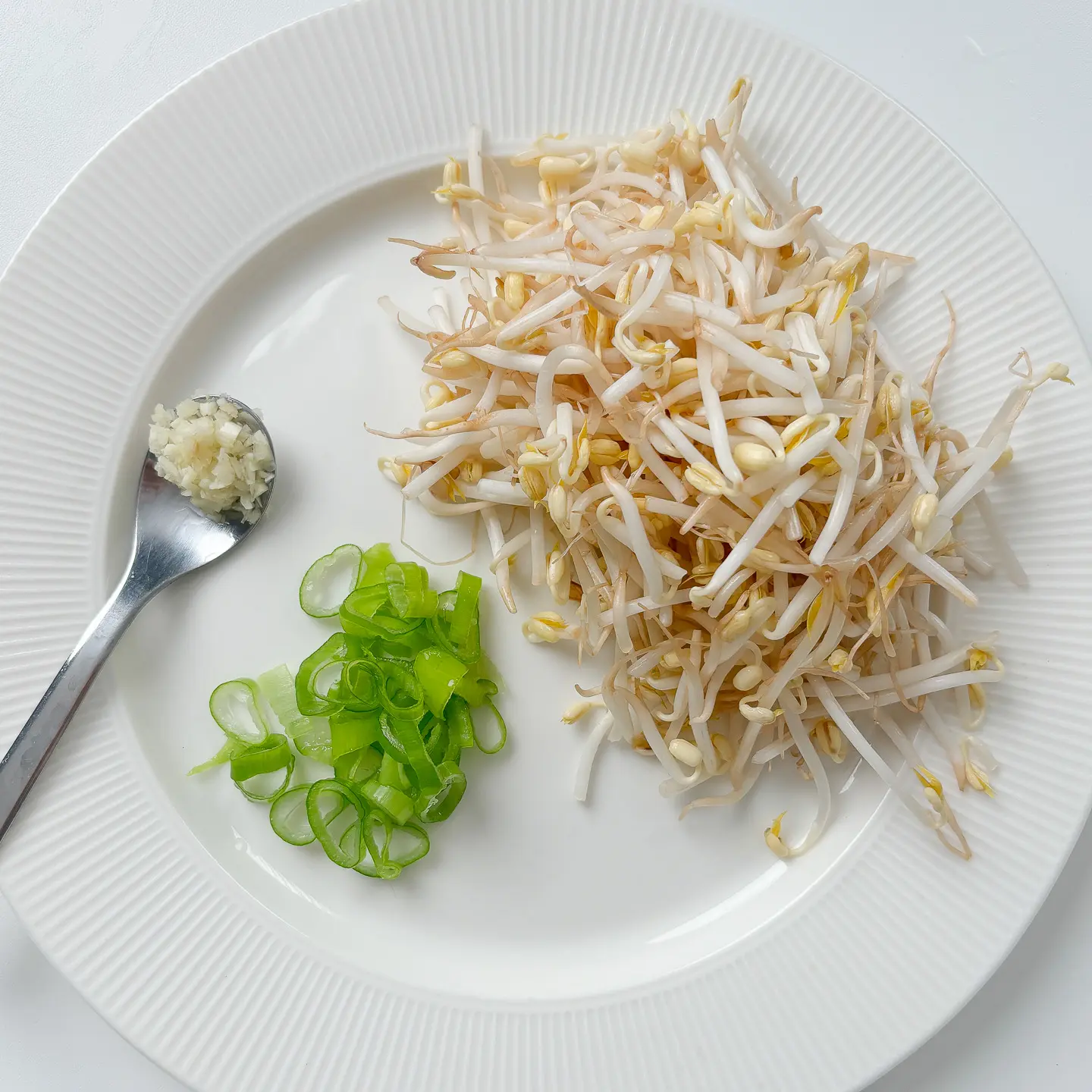 Kongnamul Bibimbap: Quick Microwave Bibimbap with Soybean Sprouts kongnamul bibimbap