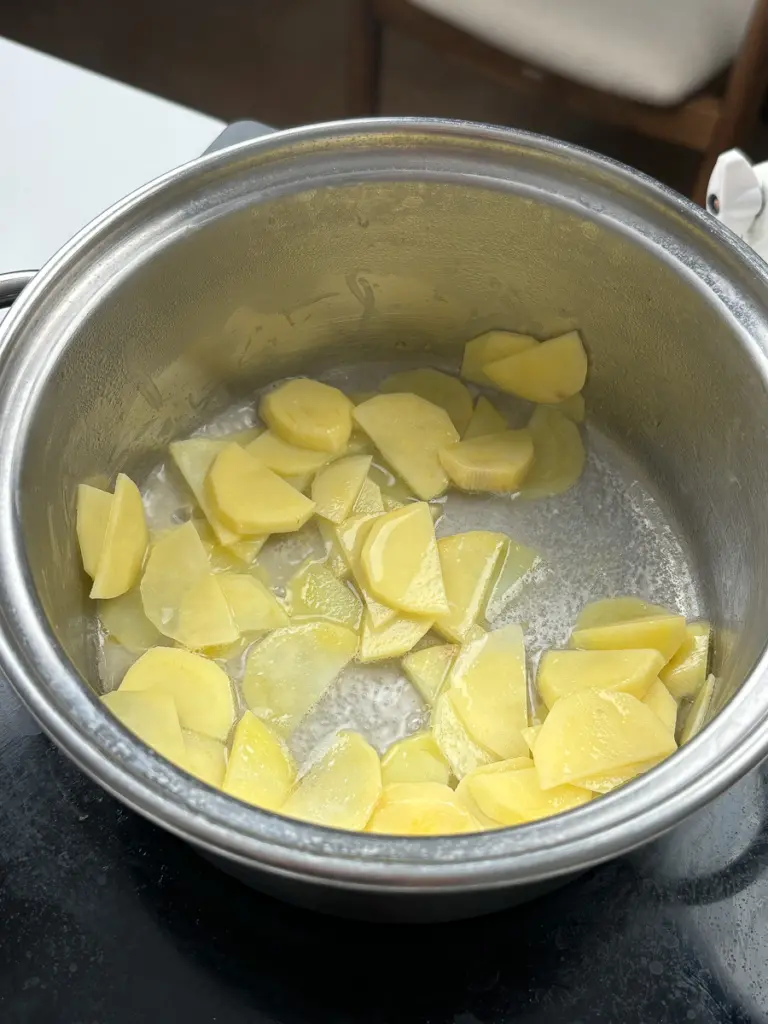 Brewmaster Yun's Dried Pollock Soup: The Best Korean Hangover Soup Culinary Class Wars Brewmaster Yun's Dried Pollock Soup recipe, dried pollock soup recipe, Korean hangover soup