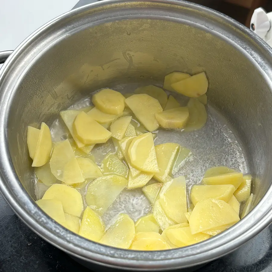 Brewmaster Yun's Dried Pollock Soup: The Best Korean Hangover Soup Culinary Class Wars Brewmaster Yun's Dried Pollock Soup recipe, dried pollock soup recipe, Korean hangover soup