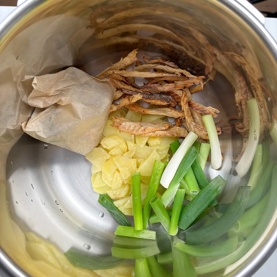 Brewmaster Yun's Dried Pollock Soup: The Best Korean Hangover Soup Culinary Class Wars Brewmaster Yun's Dried Pollock Soup recipe, dried pollock soup recipe, Korean hangover soup