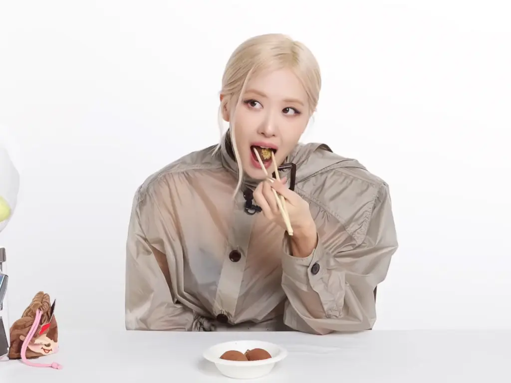 BLACKPINK Rose's Favorite Food, Rose's Favorite Korean Snacks, dubai chewy cookie, dujjonku