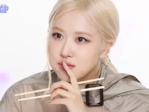 BLACKPINK Rose's Favorite Food, Rose's Favorite Korean Snacks, dubai chewy cookie, dujjonku