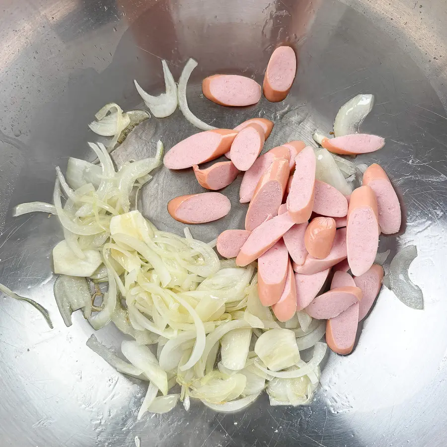 Napolitan Spaghetti Recipe (Naporitan): Easy Japanese Ketchup Pasta Adding sausages to the pan for the Naporitan cooking process.