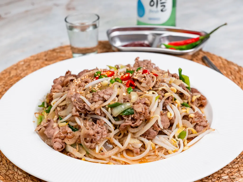 Quick 10 minute Korean dinner with stir fried beef and crunchy bean sprouts