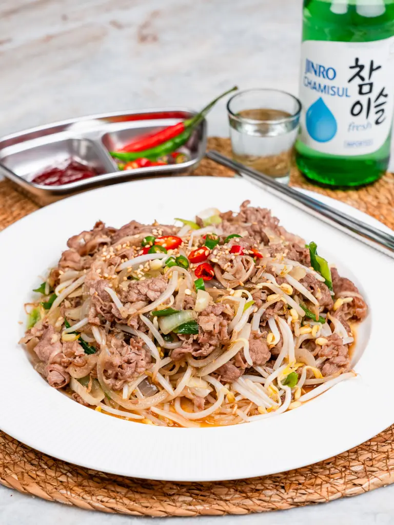 Quick 10 minute Korean dinner with stir fried beef and crunchy bean sprouts