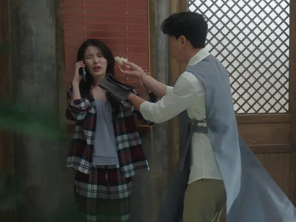 Palace servant offering jjinppang to Seong Hui-ju 21st Century Grand Prince's Wife