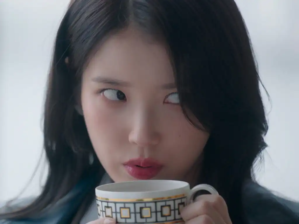 IU drinking lotus tea in 21st century grand prince's wife