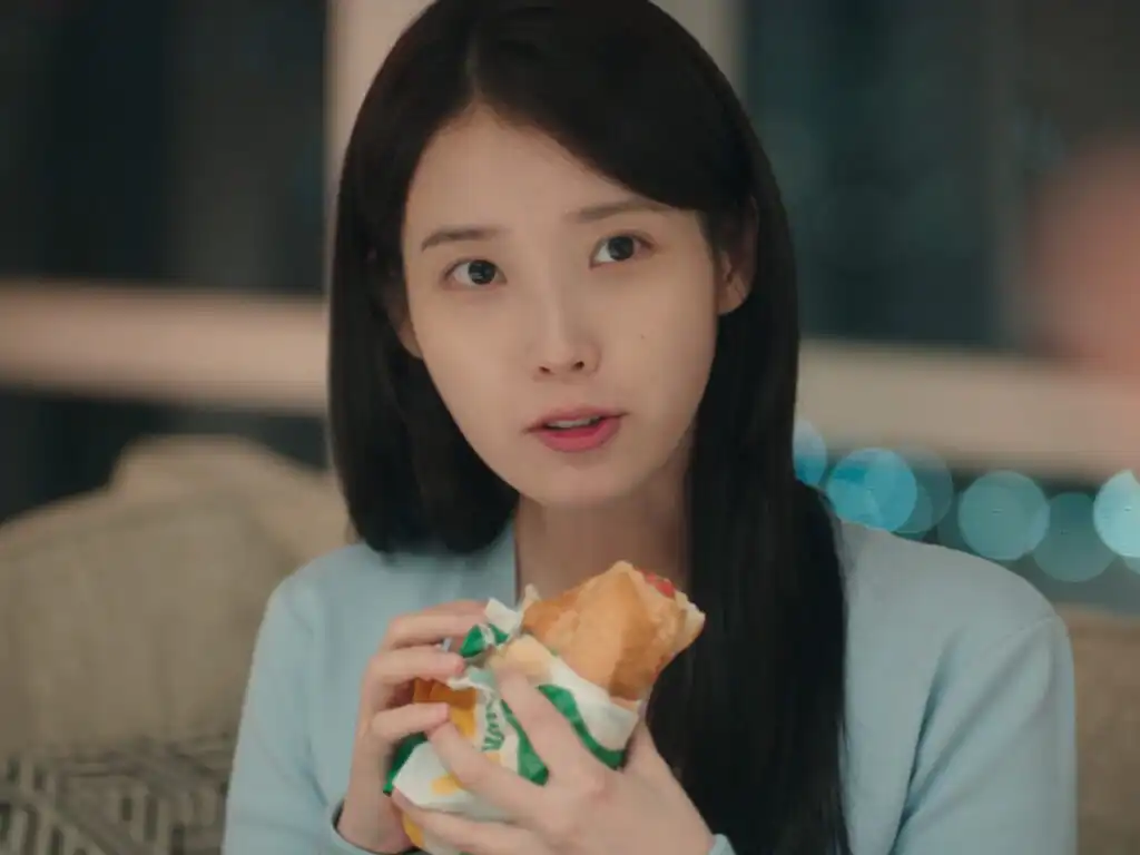 Seong Hui-ju eating Subway sandwich quick dinner scene Perfect Crown Episode 2 IU K-drama