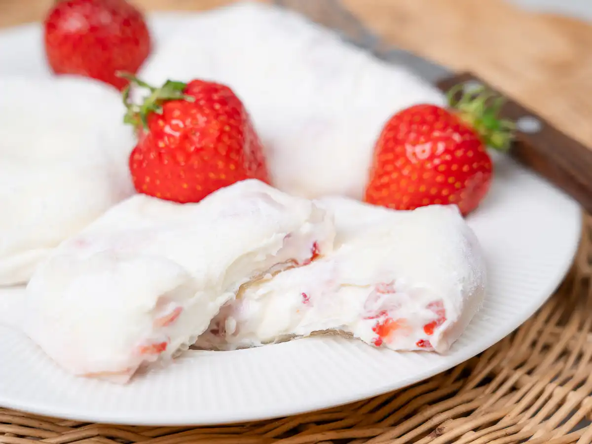 homemade rice paper mochi dusted with rice flour