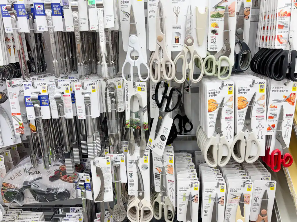 Top 10 Daiso Kitchen Items - Korean Restaurant Tableware Set Metal kitchen scissors from a Daiso kitchen find, used for Korean pancakes