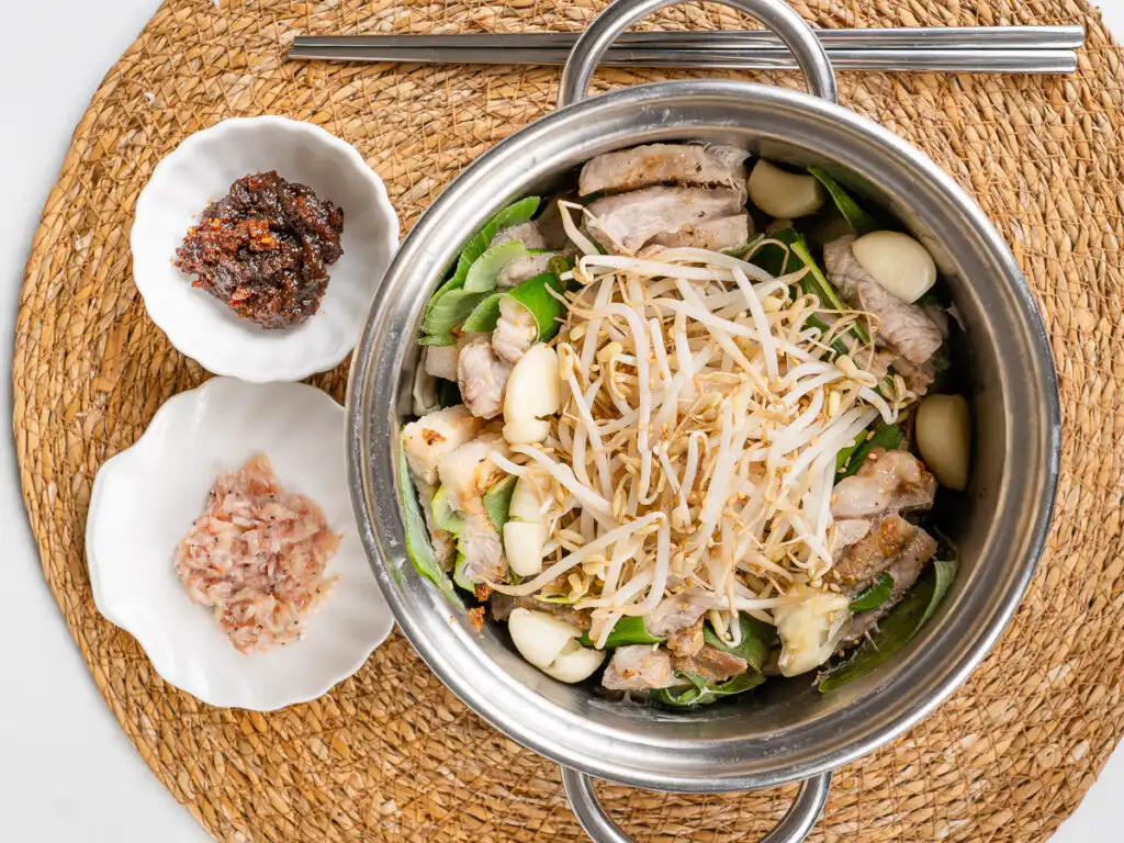 Spring Onion Bossam (Suyuk) – Juicy Waterless Pork Belly Easy protein and veggies dinner for 2 people: spring onion bossam recipe