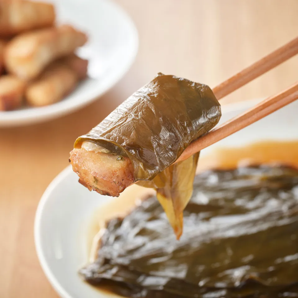 Tangy pickled garlic leaves, a Gangwon-do specialty among muji banchan options