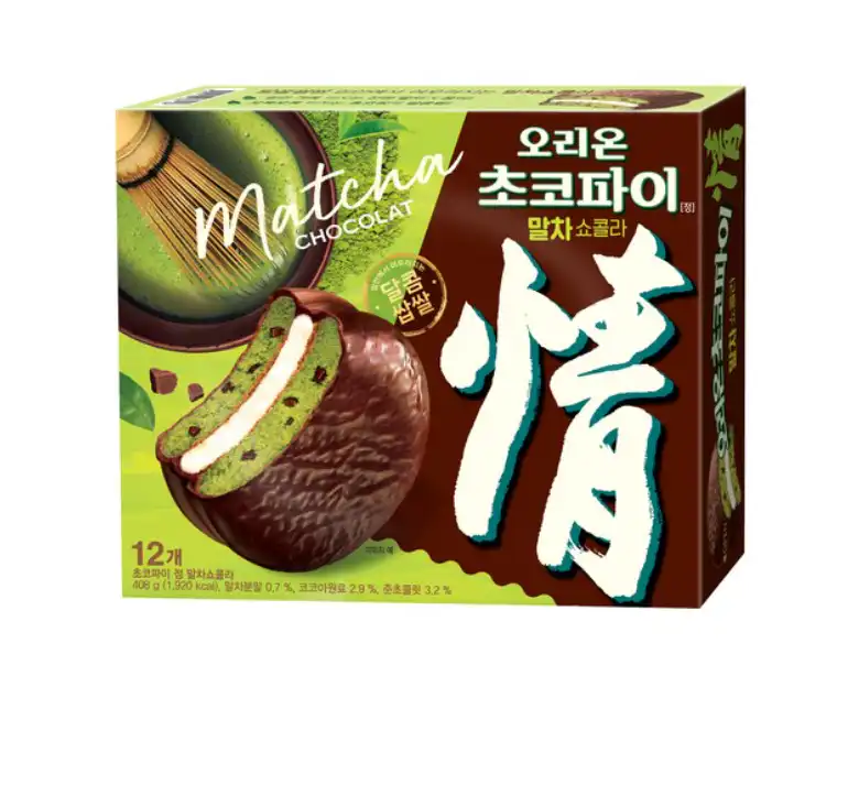 Orion Choco Pie matcha chocolat cross-section showing choco chips inside