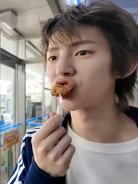 Korean fried chicken: CORTIS Juhoon favorite food 10