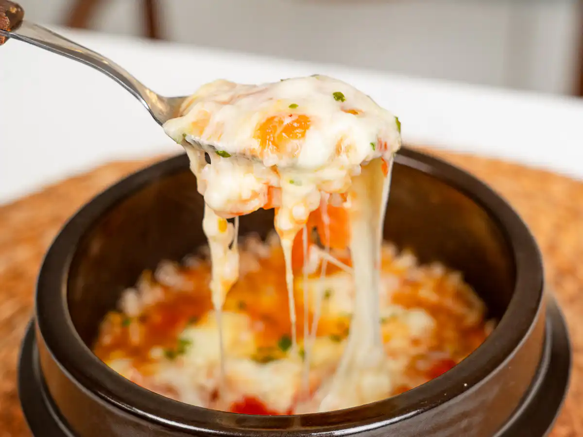 Tomato Rice Recipe: 10 Min Easy Cheesy Korean Pot Rice Melted mozzarella cheese pull over hot Korean pot rice recipe in an earthenware pot.