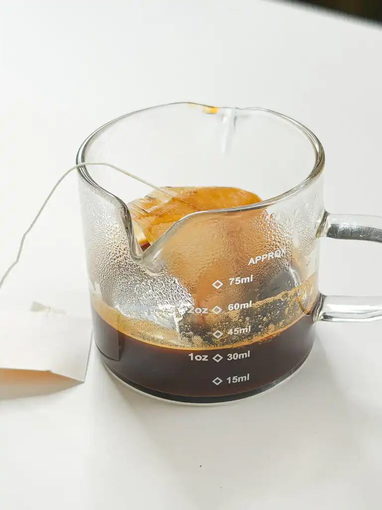 Extracting a hot shot of espresso for an iced café latte with barley tea.