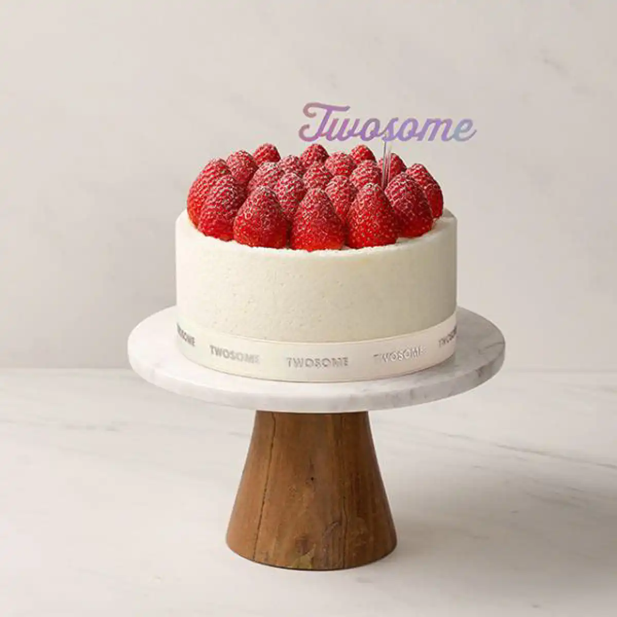 ATEEZ San favorite foods: White chocolate cream strawberry cake