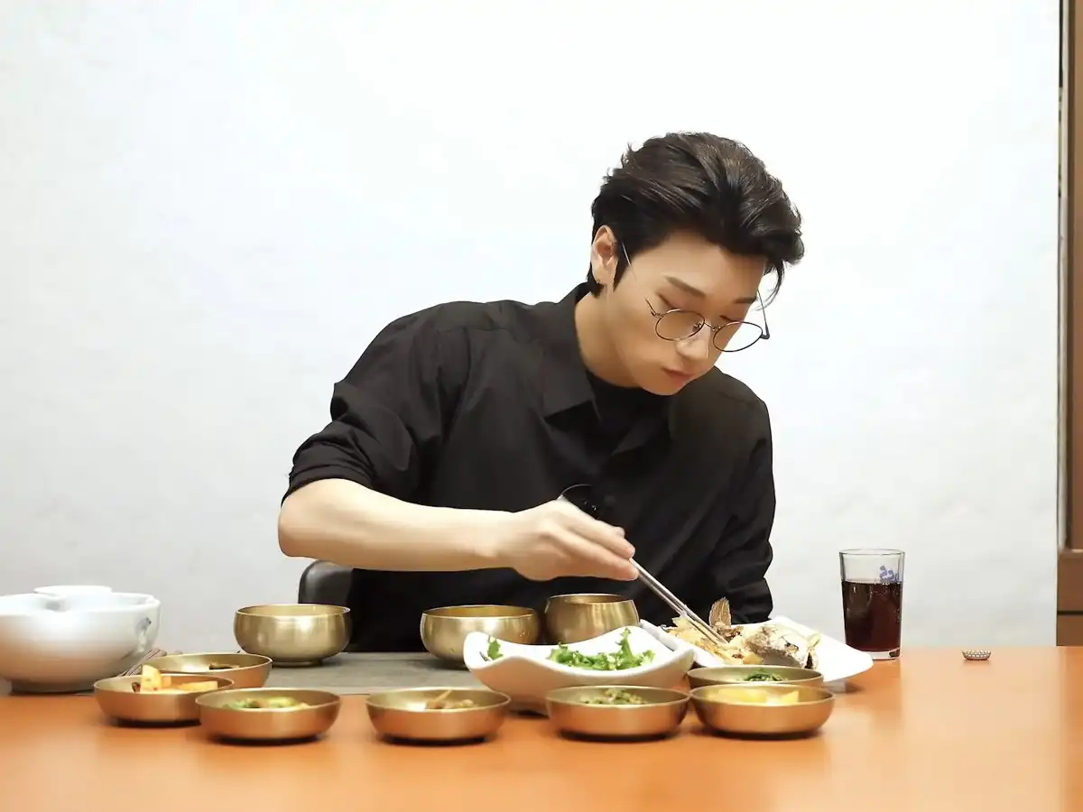 San's mukbang on Youtube