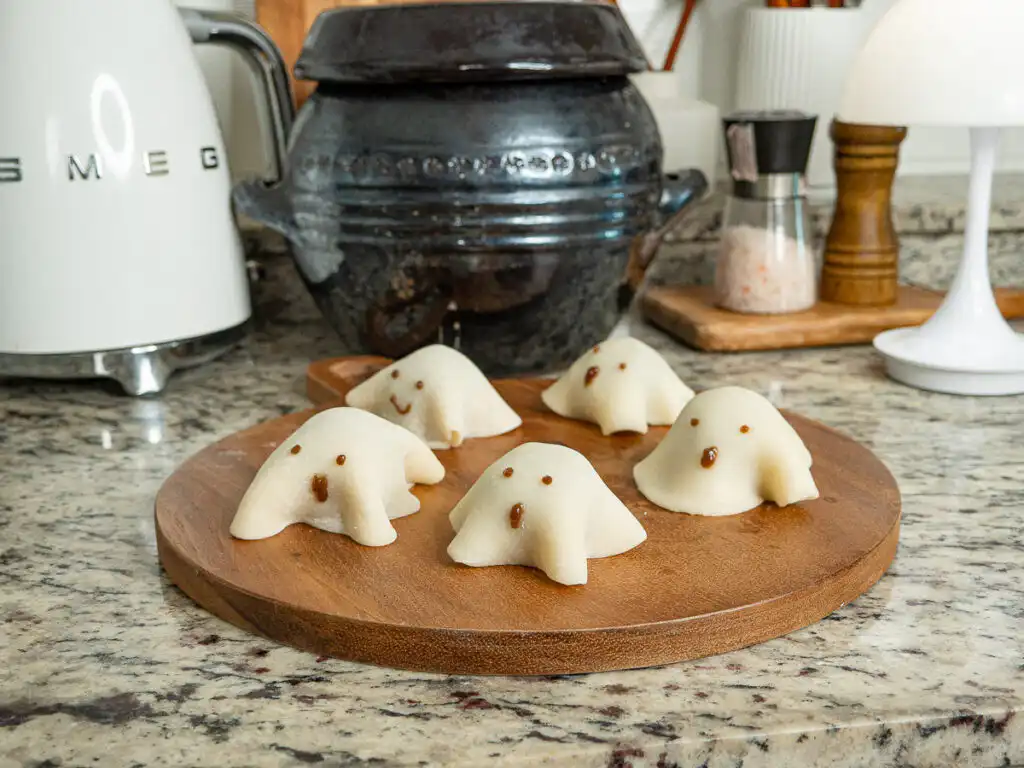 How to plate the Halloween ghost mochi