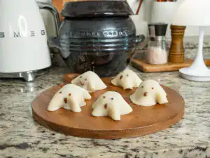 Halloween Ghost Mochi with Shine Muscat, 15-Min Microwave How to plate the Halloween ghost mochi