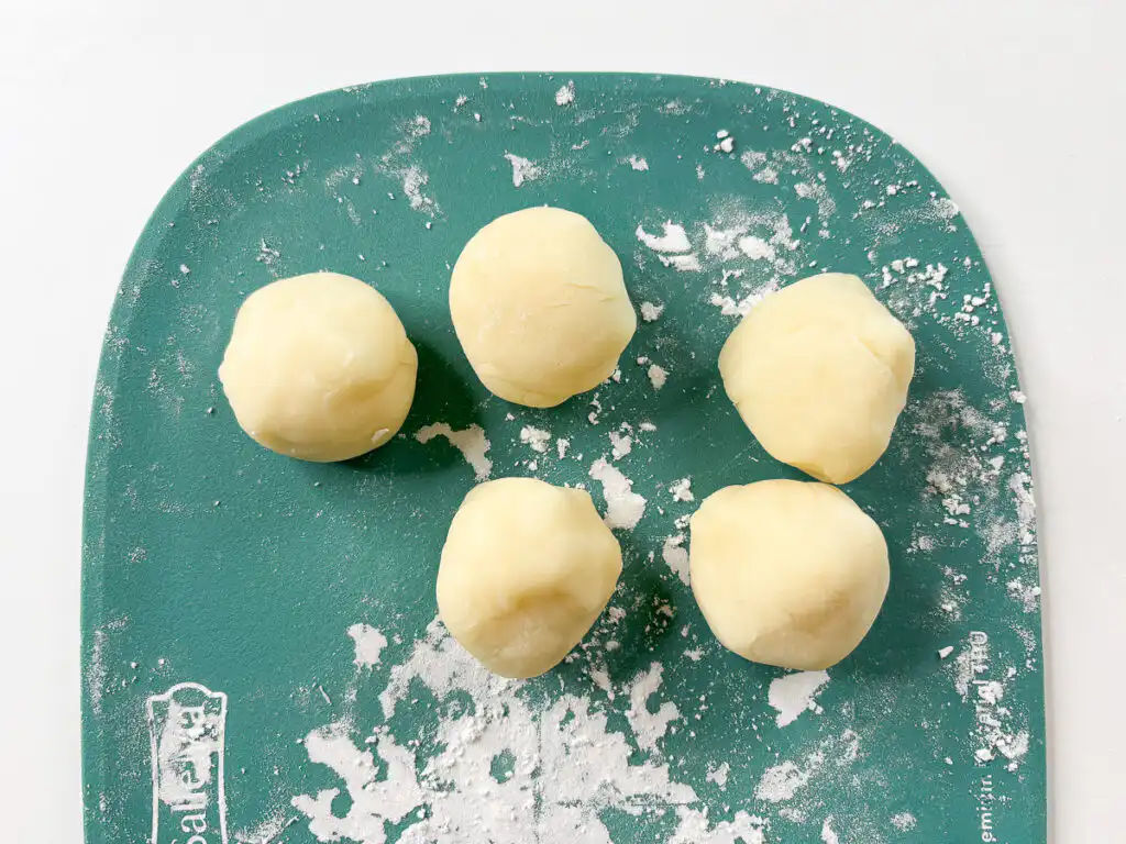 Halloween Ghost Mochi with Shine Muscat, 15-Min Microwave Make a small ball before rolling out thin