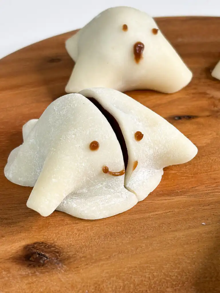 Halloween Ghost Mochi with Shine Muscat, 15-Min Microwave Let's cut the halloween ghost mochi
