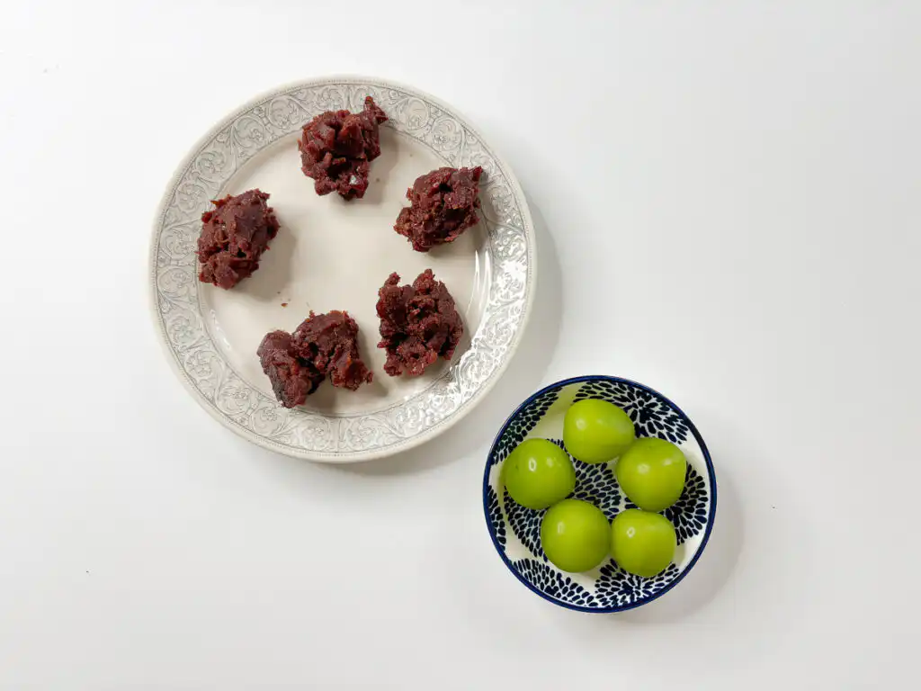 Halloween Ghost Mochi with Shine Muscat, 15-Min Microwave Shine Muscat grapes washed and dried for mochi filling