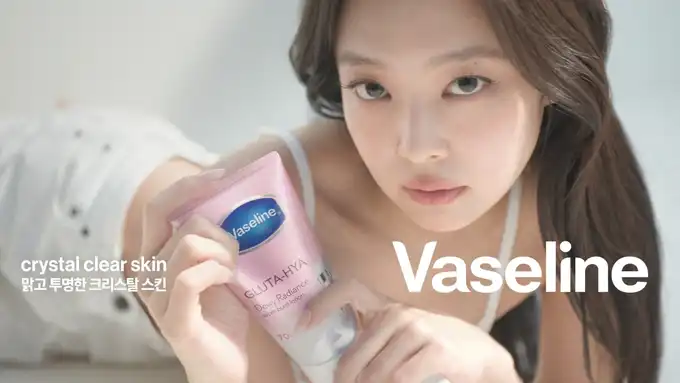 BLACKPINK Jennie holding Vaseline Gluta-Hya body serum lotion in a Vaseline Korea ad