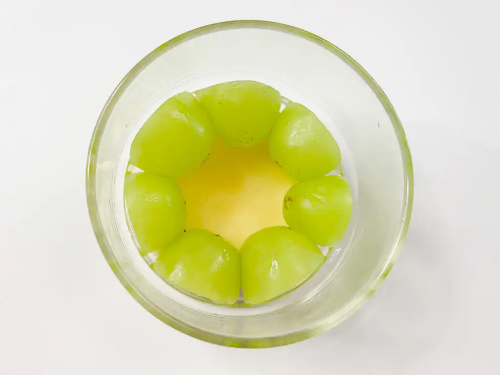 10Min Shine Muscat Cake: Korean Cream Cake with Grape Arranging halved grapes against inner glass walls for an asian bakery grape cake
