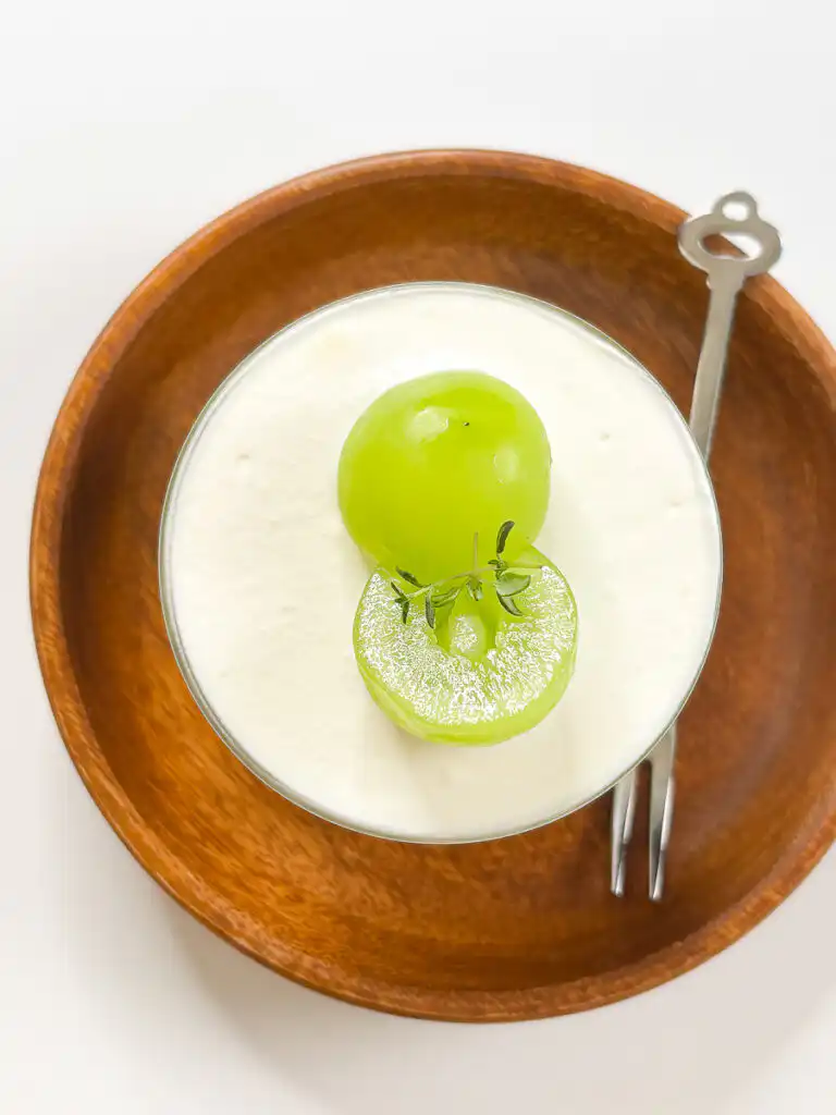 10Min Shine Muscat Cake: Korean Cream Cake with Grape Final presentation of an asian bakery grape cake made with green grapes and cream