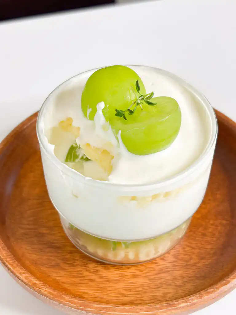 10Min Shine Muscat Cake: Korean Cream Cake with Grape Layered Korean cream cake displaying green fruit slices and white frosting