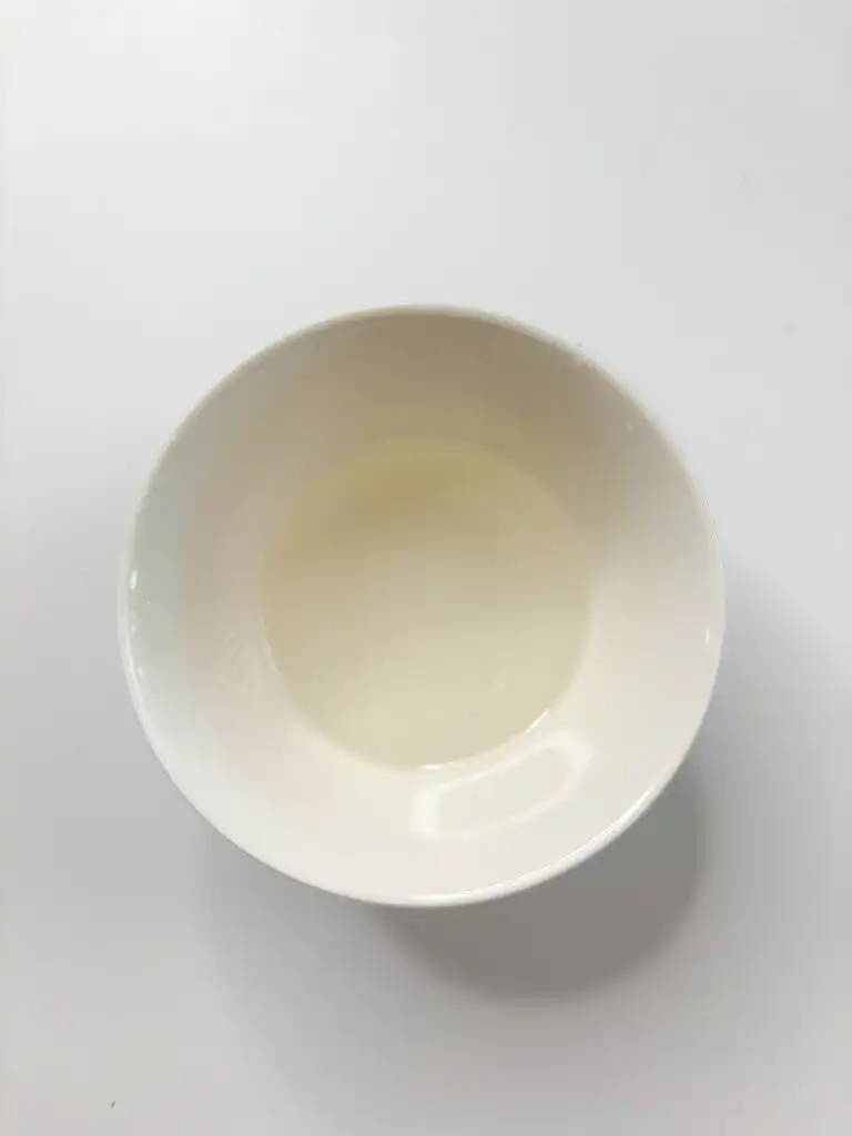 Microwaving simple syrup for two minutes to soak Korean cream cake layers