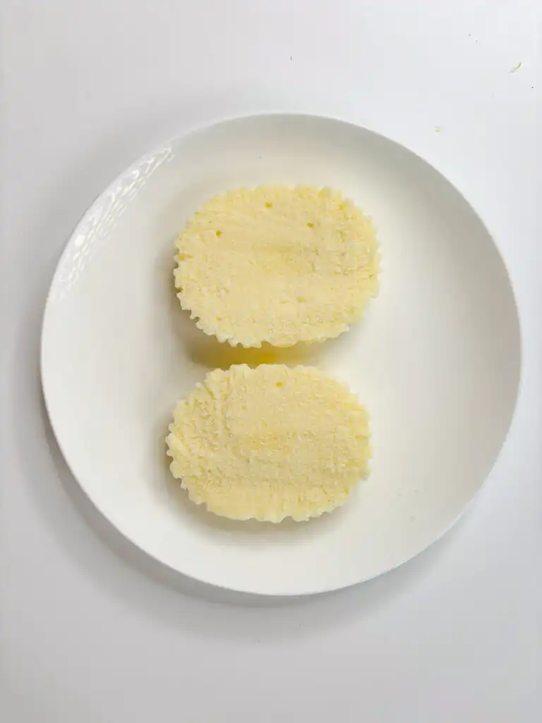 10Min Shine Muscat Cake: Korean Cream Cake with Grape Slicing Castella cake into 1 cm thick rounds for an asian bakery grape cake base