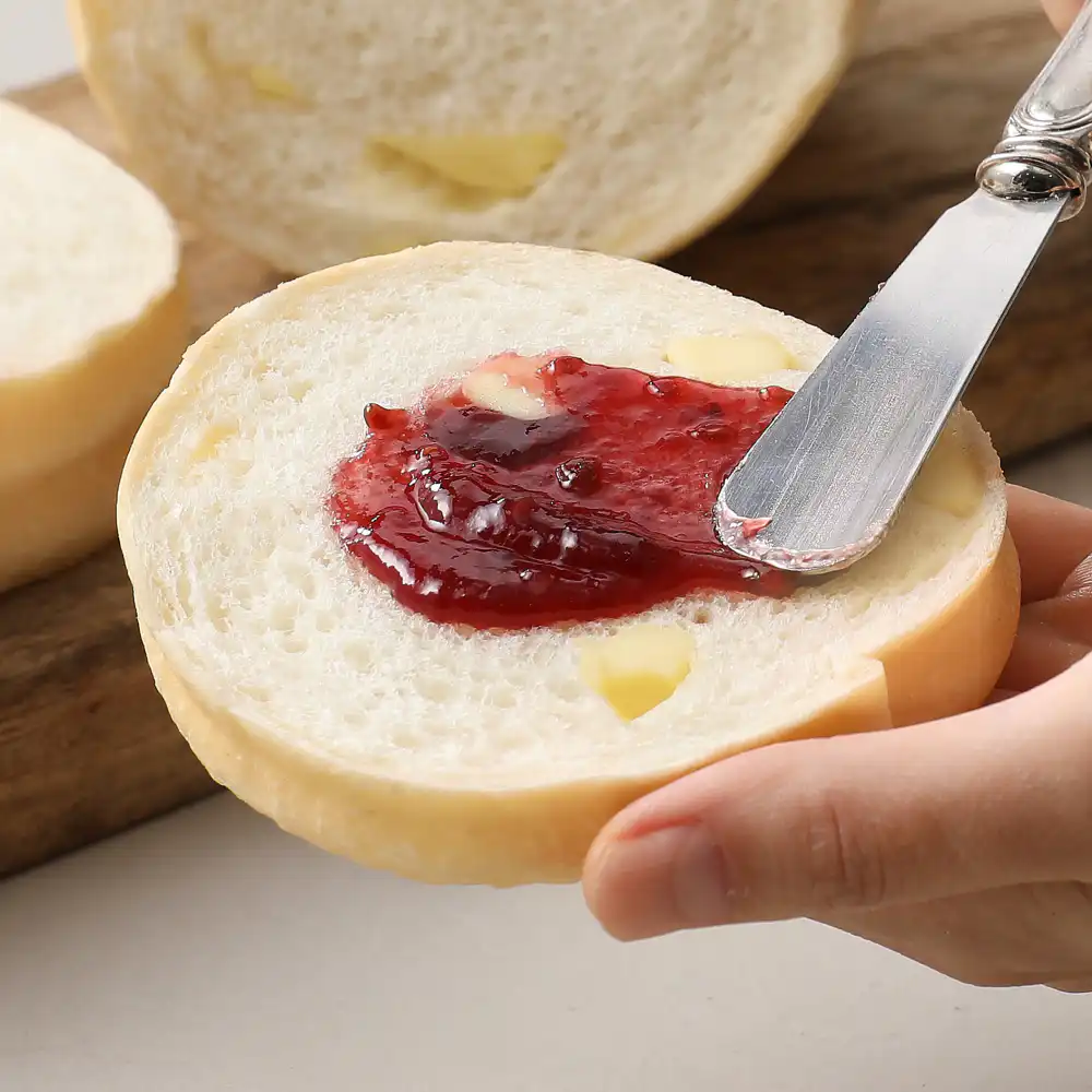 Roll cheese bread with strawberry jam, peanut butter and cream cheese, the viral Paris Baguette Korea combo