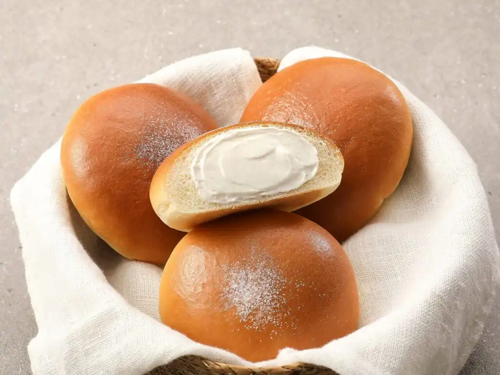 Insaeng cream bread filled with vanilla bean milk cream, the newest of the best Paris Baguette bread classics