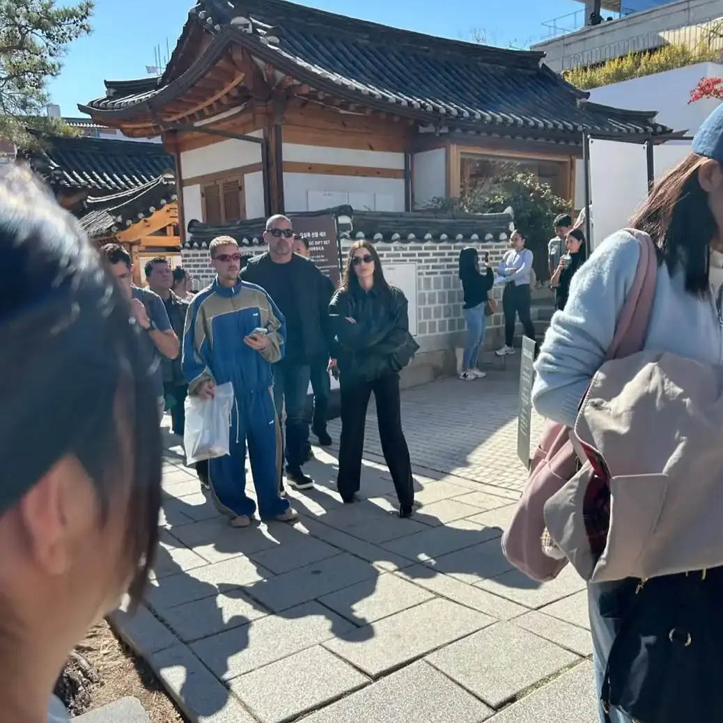Justin Bieber Seoul Hotspots: 10 Places He Visited in Korea Justin Bieber walking a hanok street in Bukchon after leaving Osulloc Tea House Bukchon