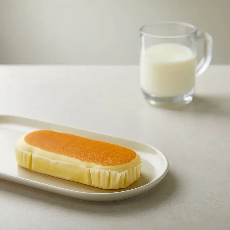 One-hand moist cheesecake, a fluffy Japanese-style pick among the best Paris Baguette bread
