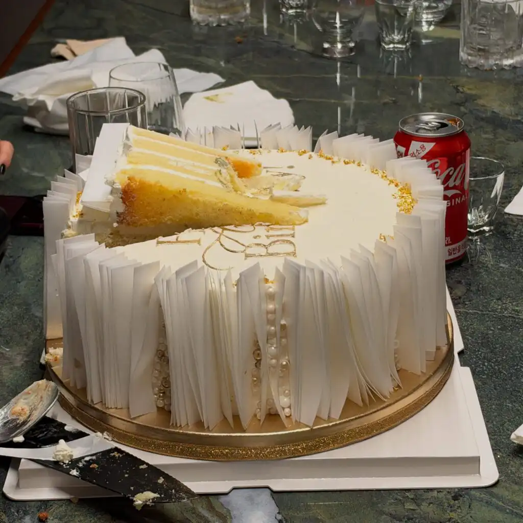 Justin Bieber Seoul Hotspots: 10 Places He Visited in Korea Sliced white and gold layered cake with gold leaf from The Oh’s Room, a Justin Bieber Seoul cake story