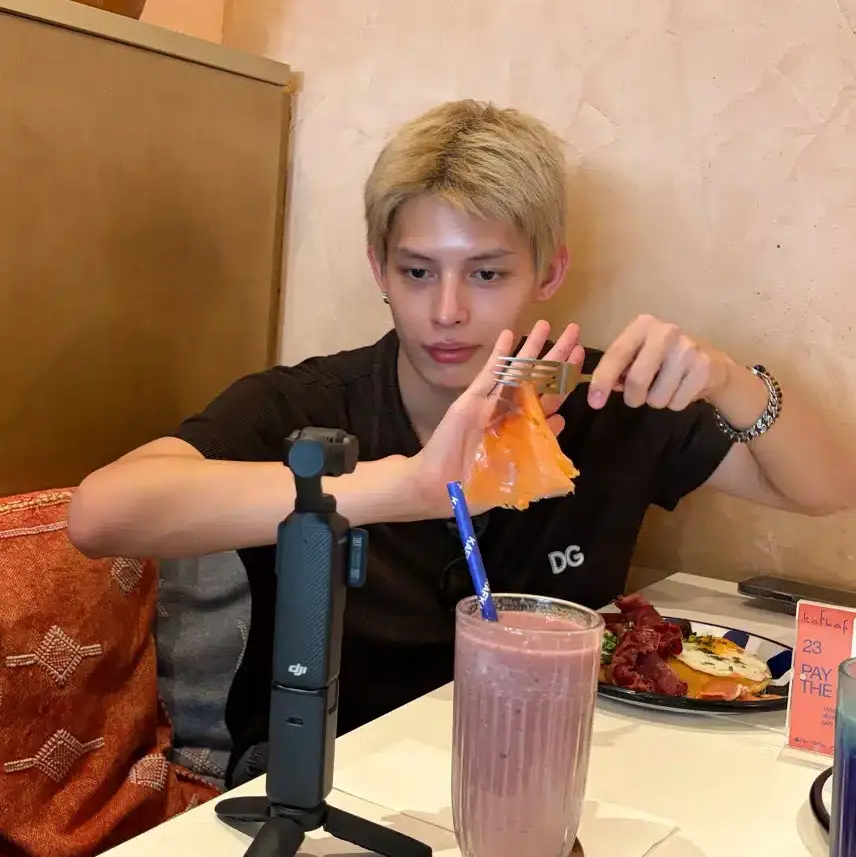 CORTIS James is filming Mukbang